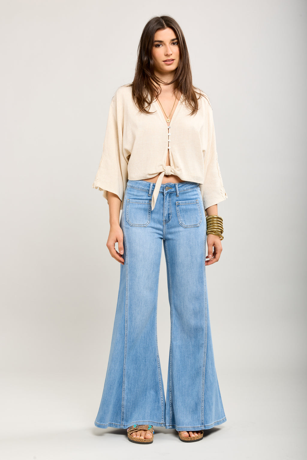 Pantalón jeans acampanado con bolsillos mujer azul