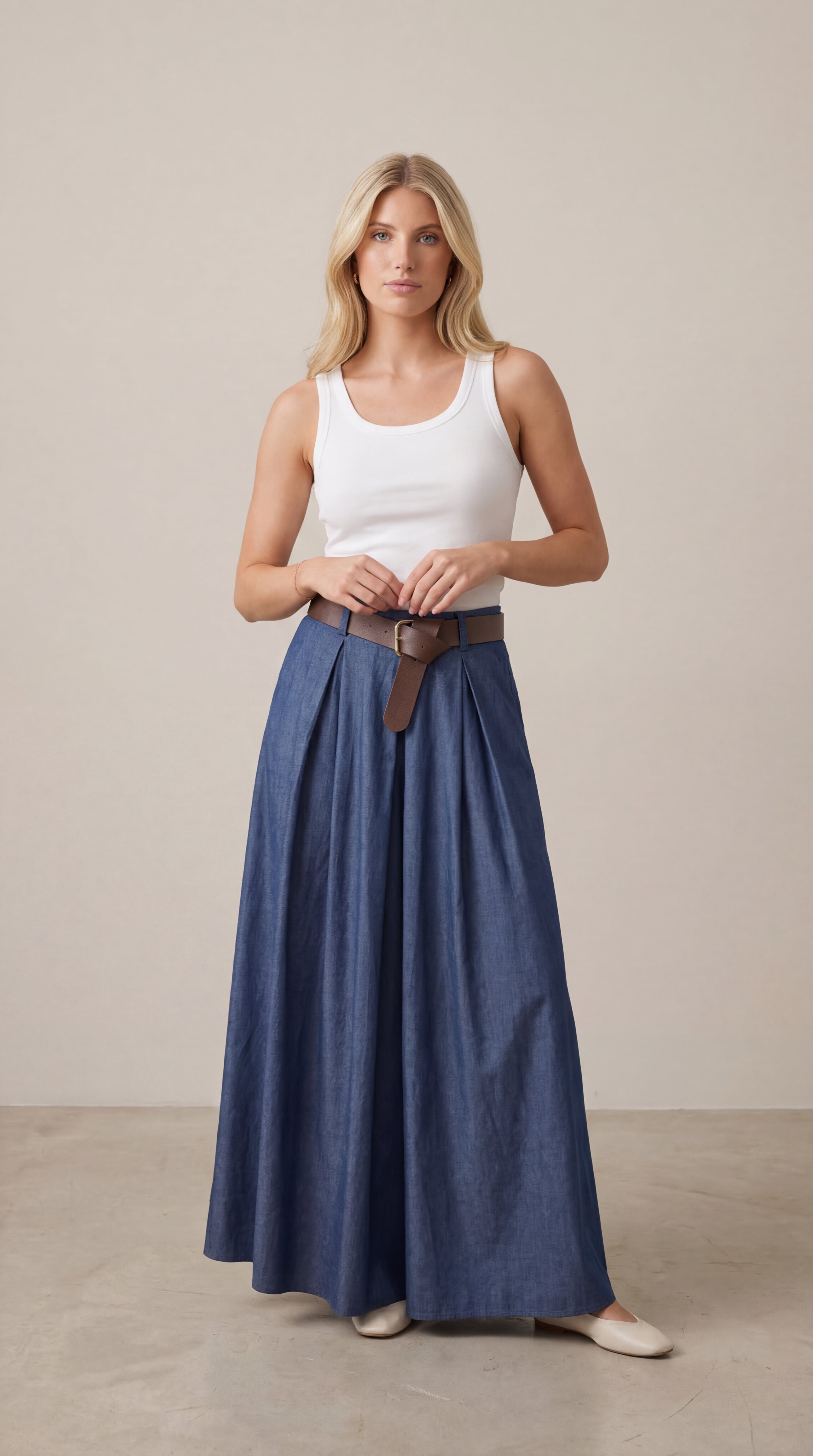 Pantalón denim palazzo con pinzas y cinturón