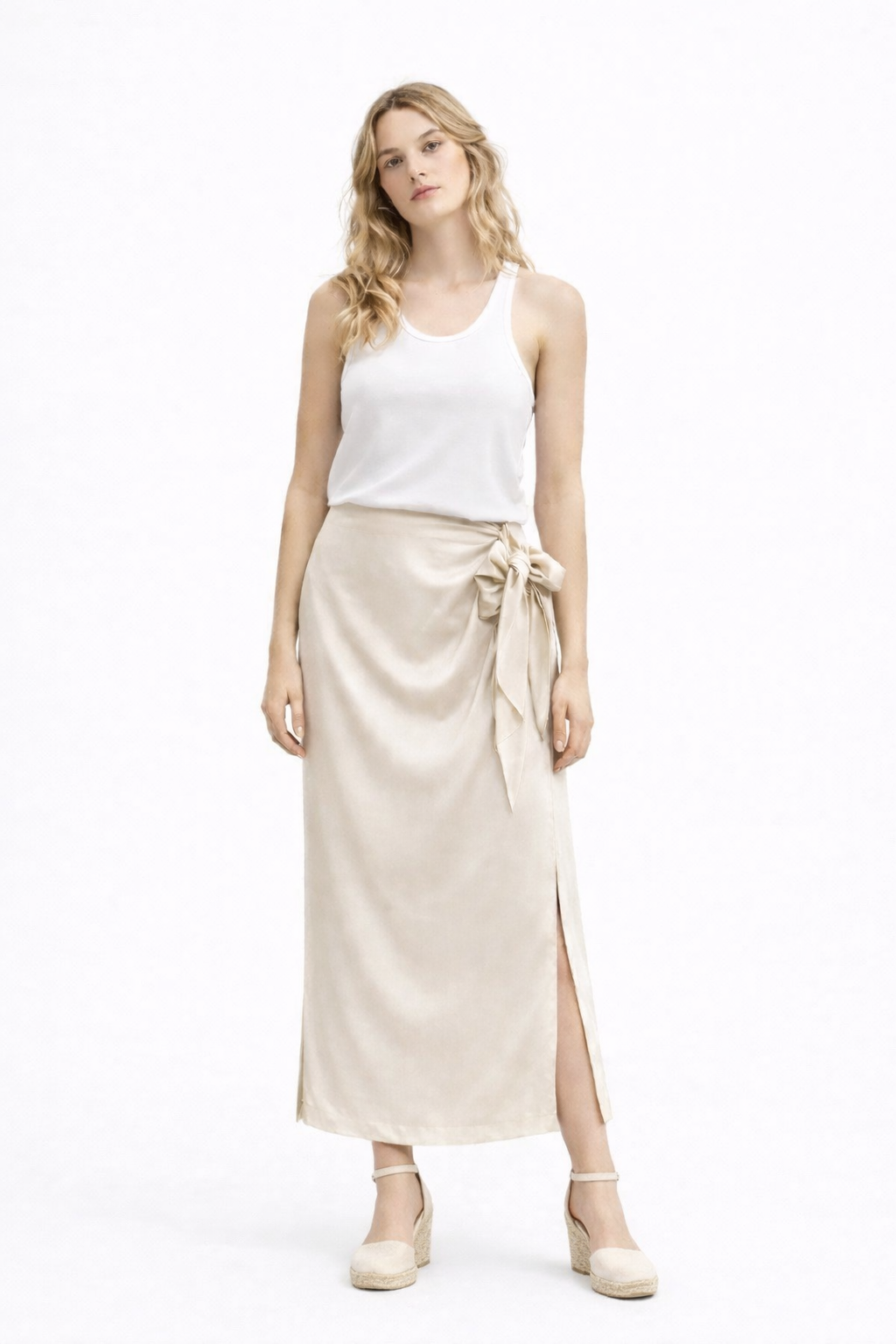 Falda midi satinada con lazada mujer en beige