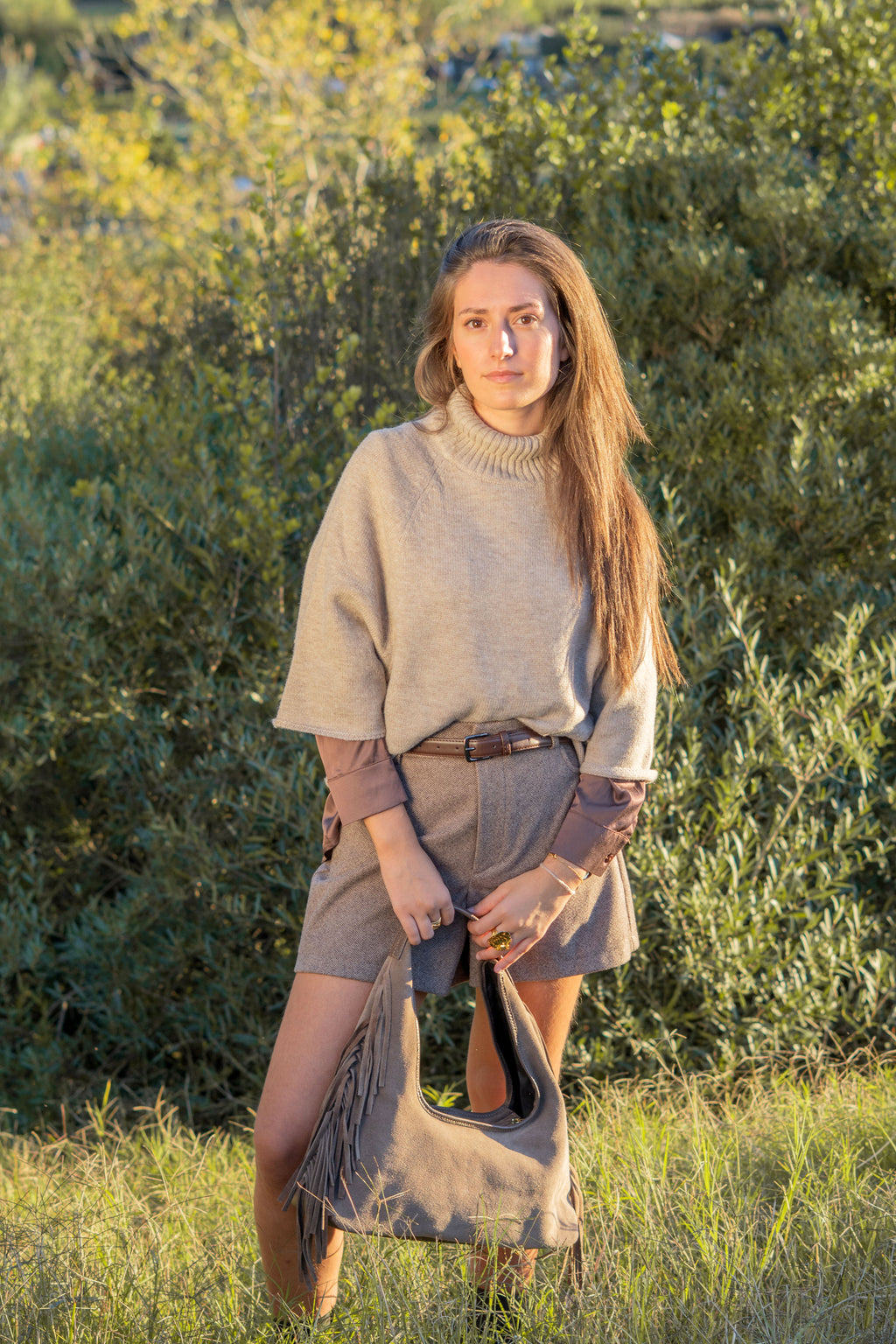 BOLSO HOMBRO EN TAUPE CON FLECOS