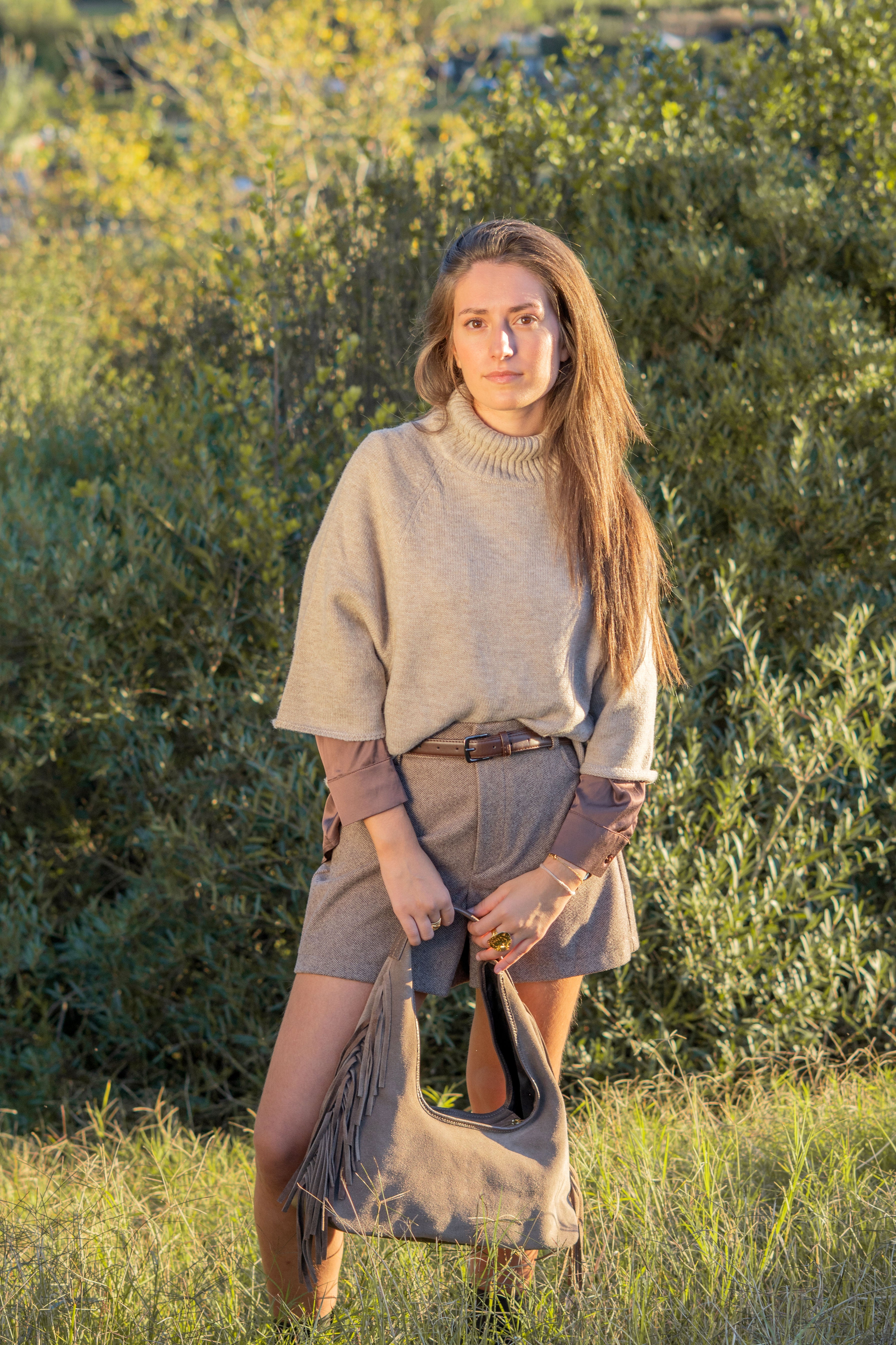 BOLSO HOMBRO EN TAUPE CON FLECOS