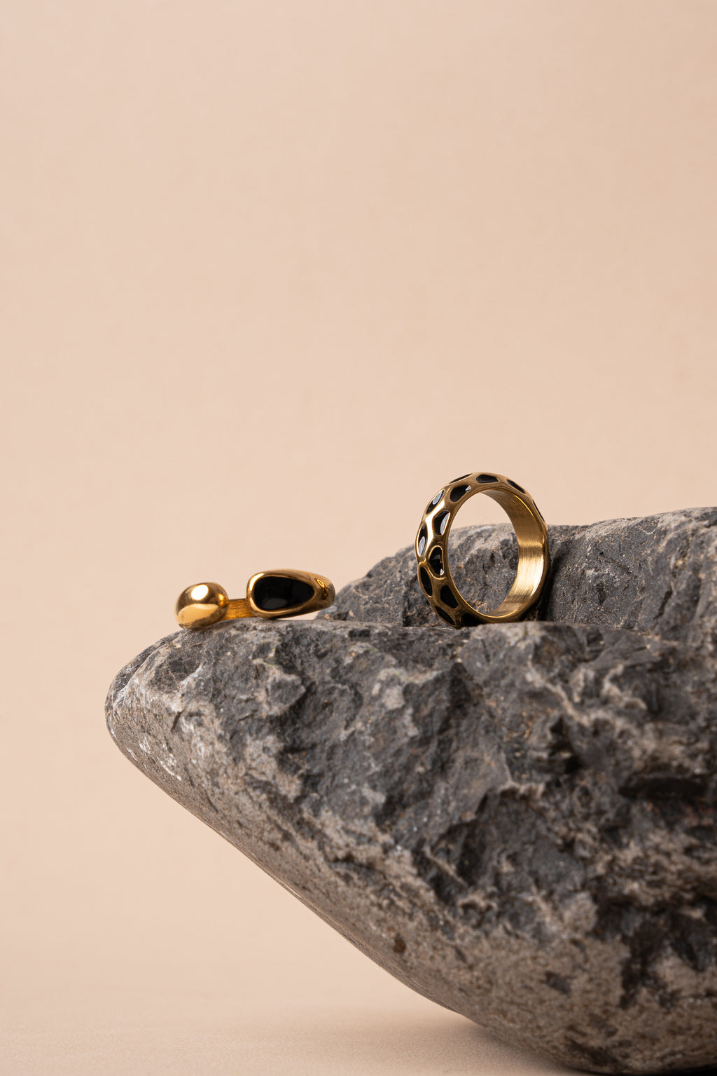 Anillo minimal open de acero inoxidable en negro mujer