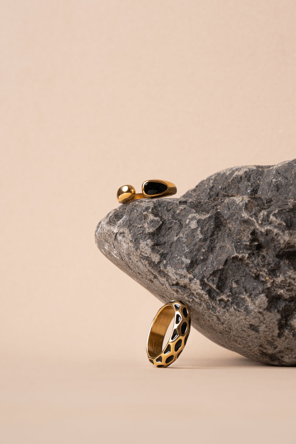 Anillo nido de abeja de acero inoxidable en negro mujer