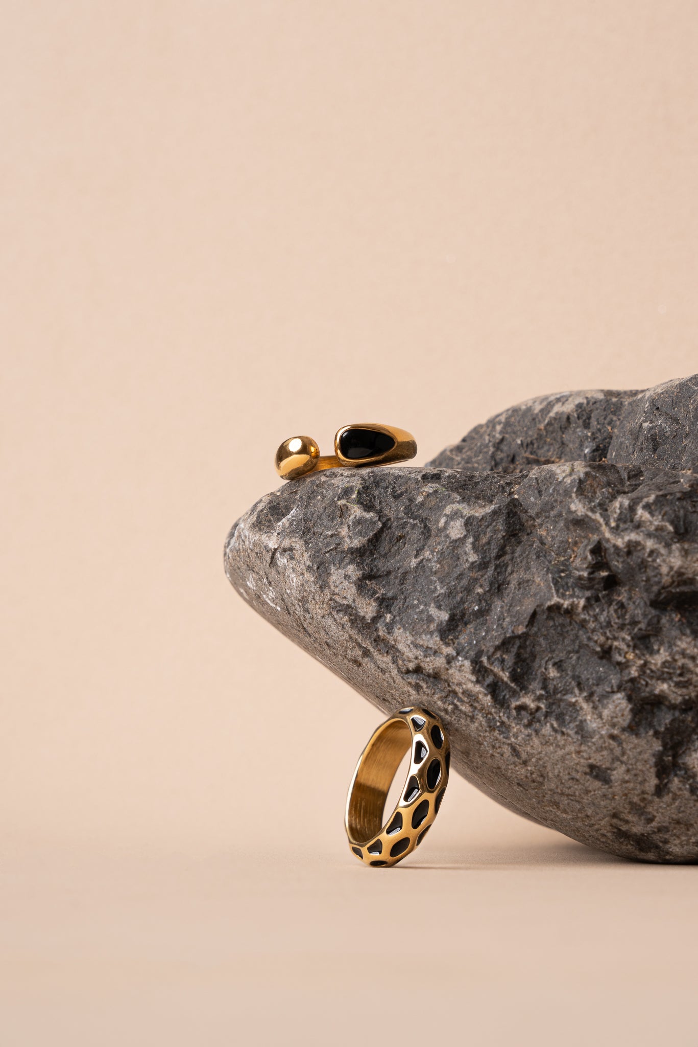 Anillo nido de abeja de acero inoxidable en negro mujer