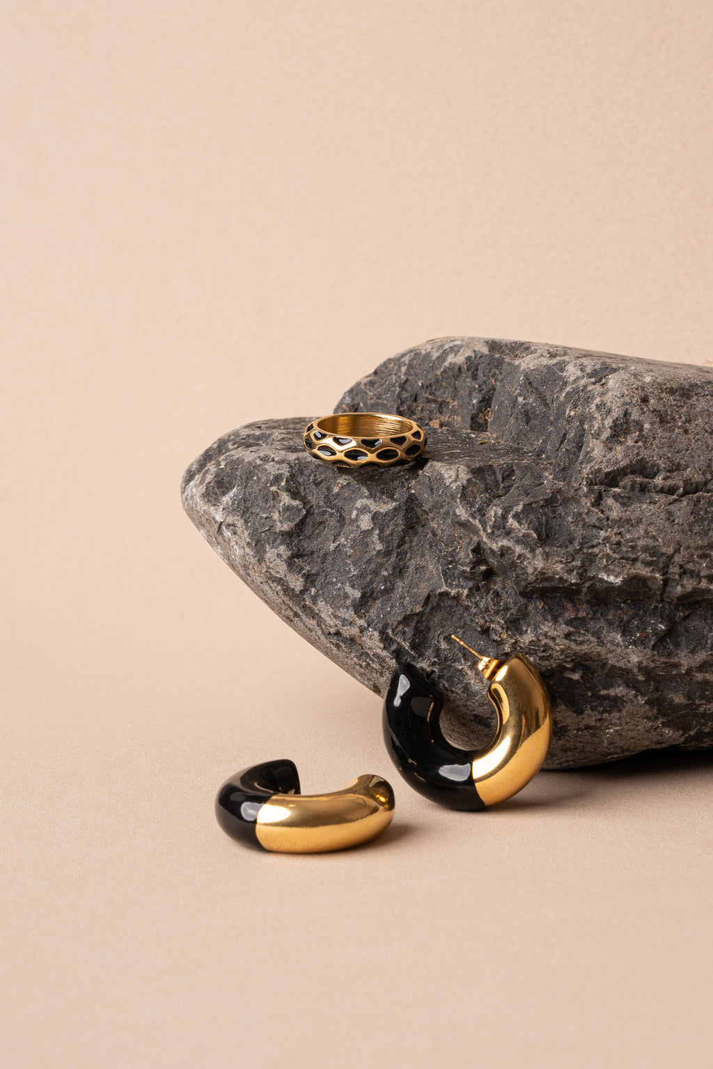 Anillo nido de abeja de acero inoxidable en negro mujer