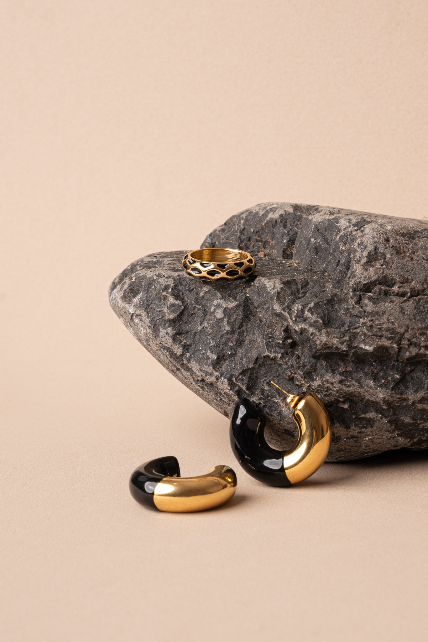 Anillo nido de abeja de acero inoxidable en negro mujer