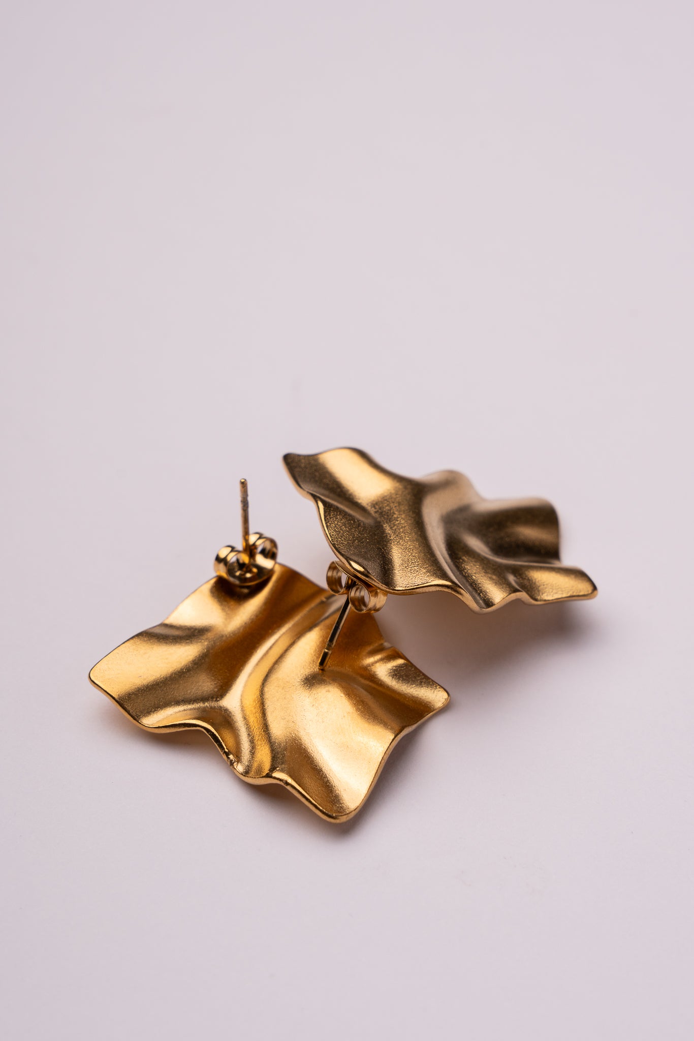 Pendiente forma abstracta acero oro 18k mujer