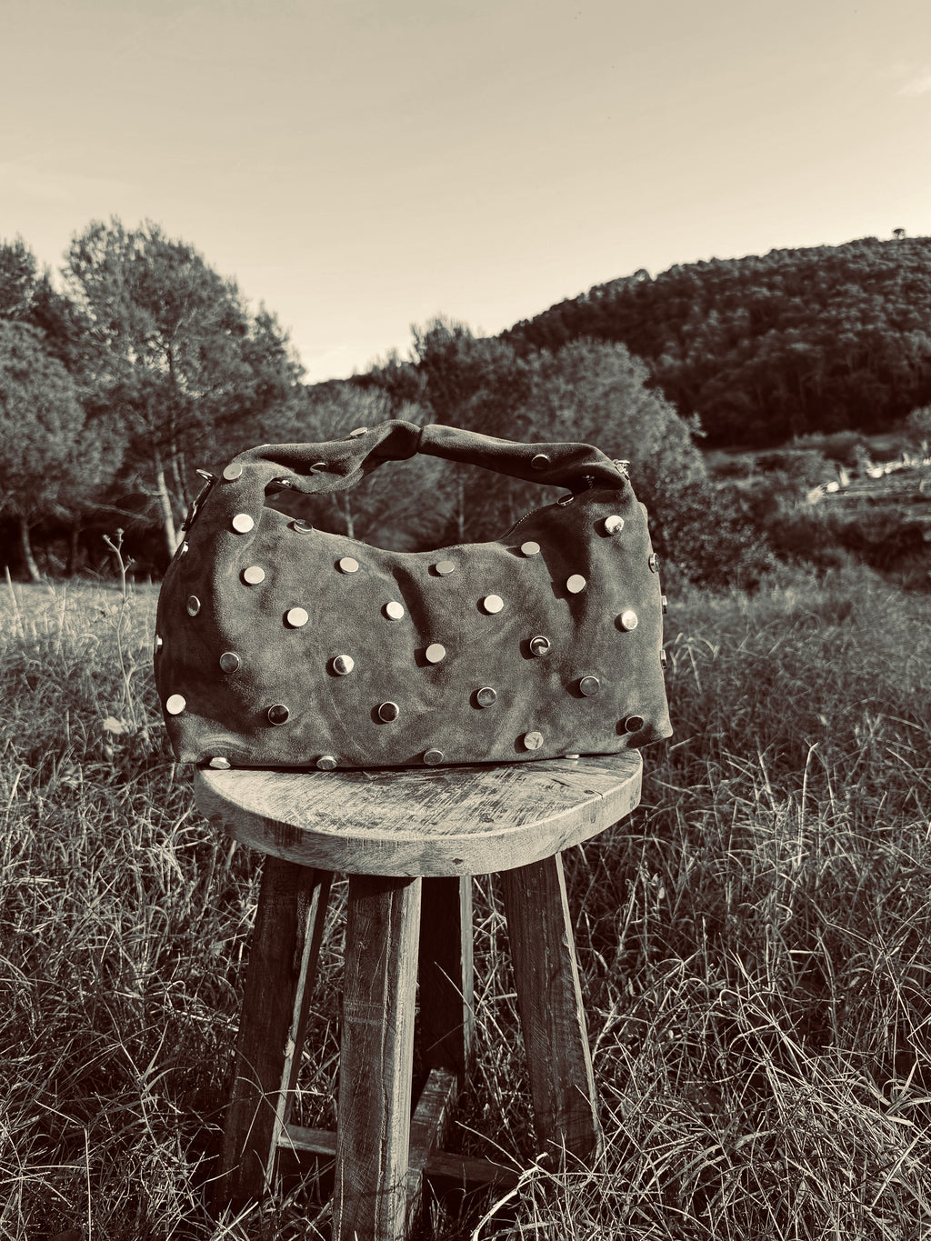 BOLSO DE HOMBRO SUEDE CON TACHAS