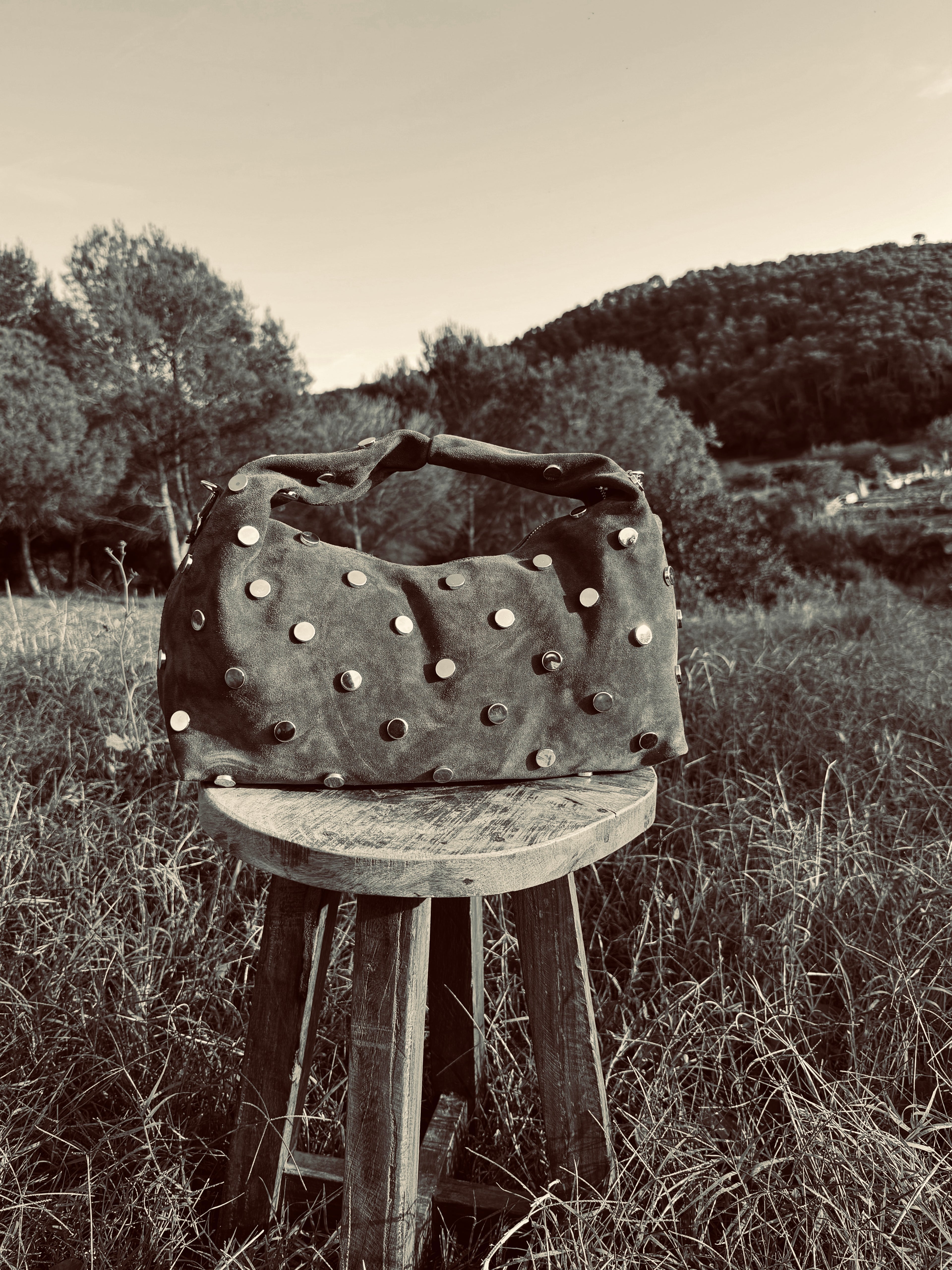 BOLSO DE HOMBRO SUEDE CON TACHAS