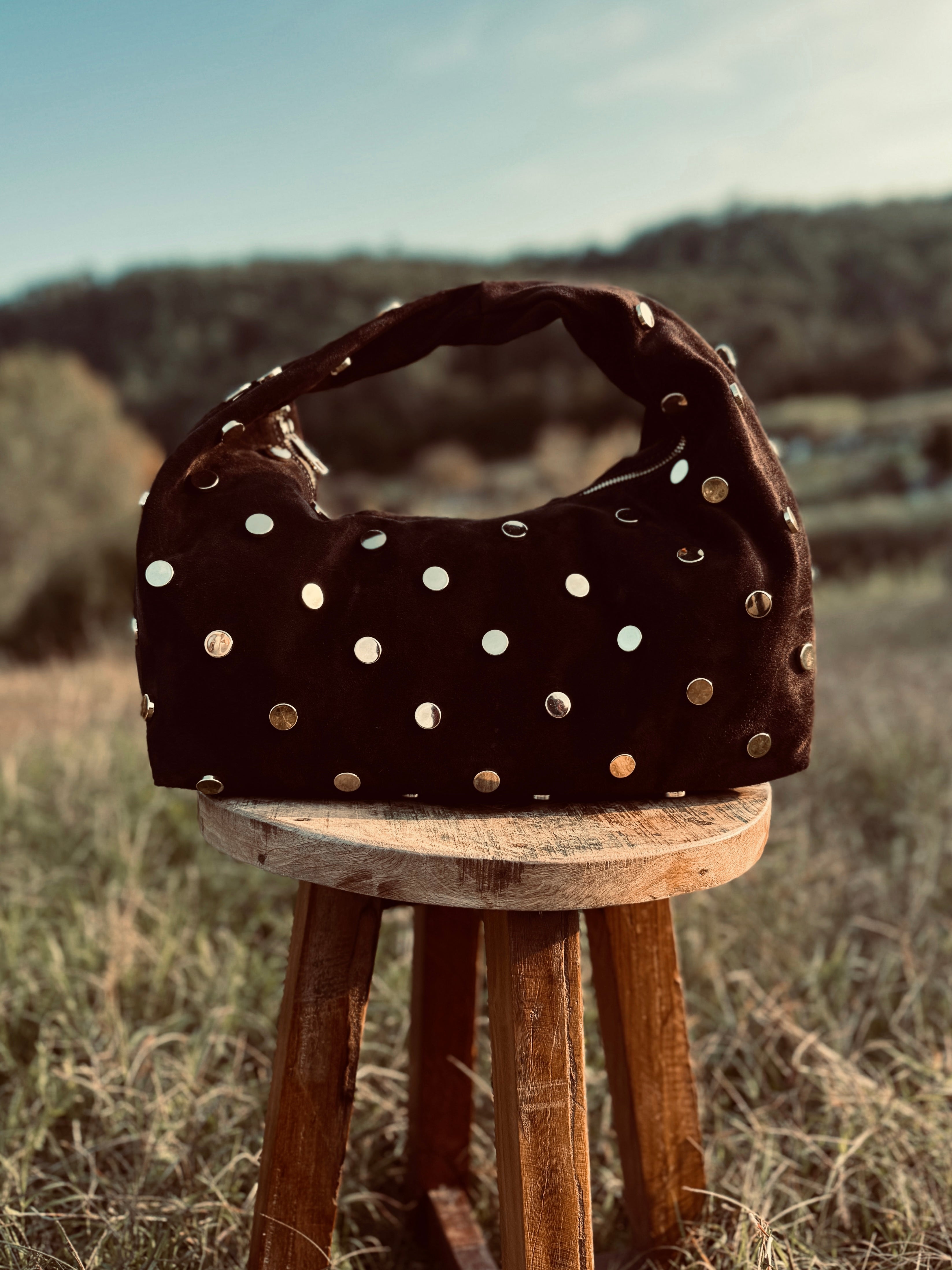 BOLSO DE HOMBRO SUEDE CON TACHAS