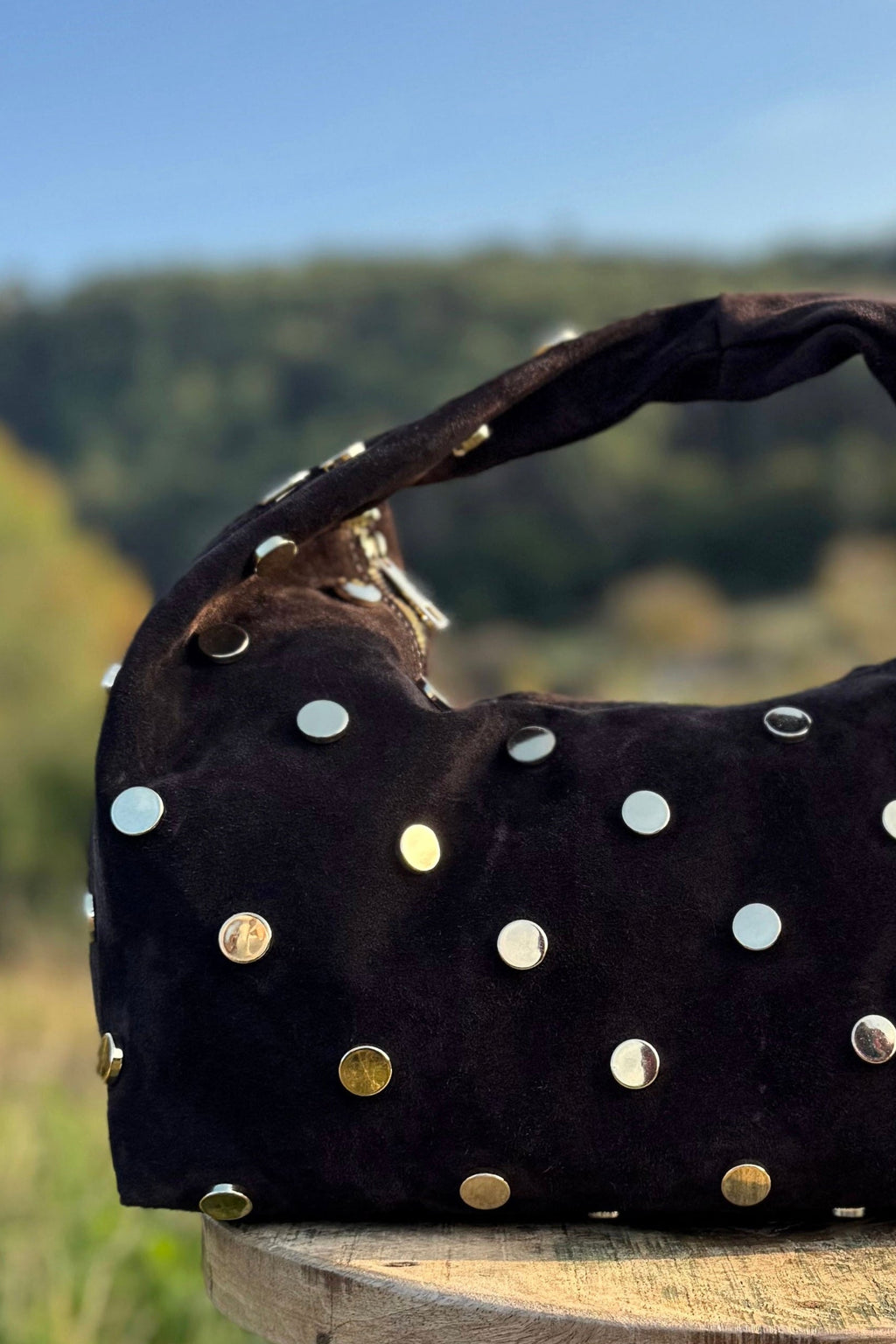 BOLSO DE HOMBRO SUEDE CON TACHAS