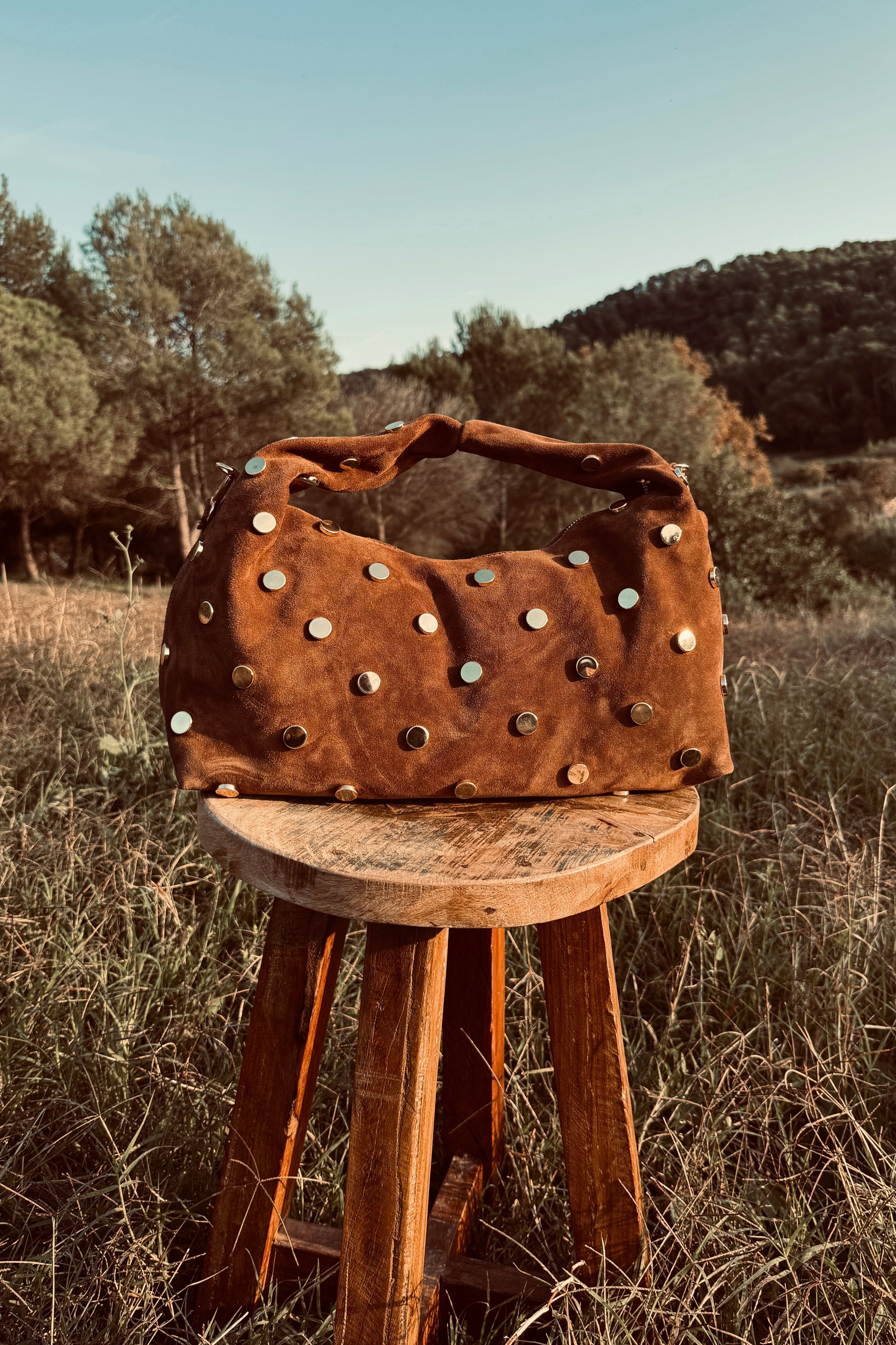BOLSO DE HOMBRO SUEDE CON TACHAS