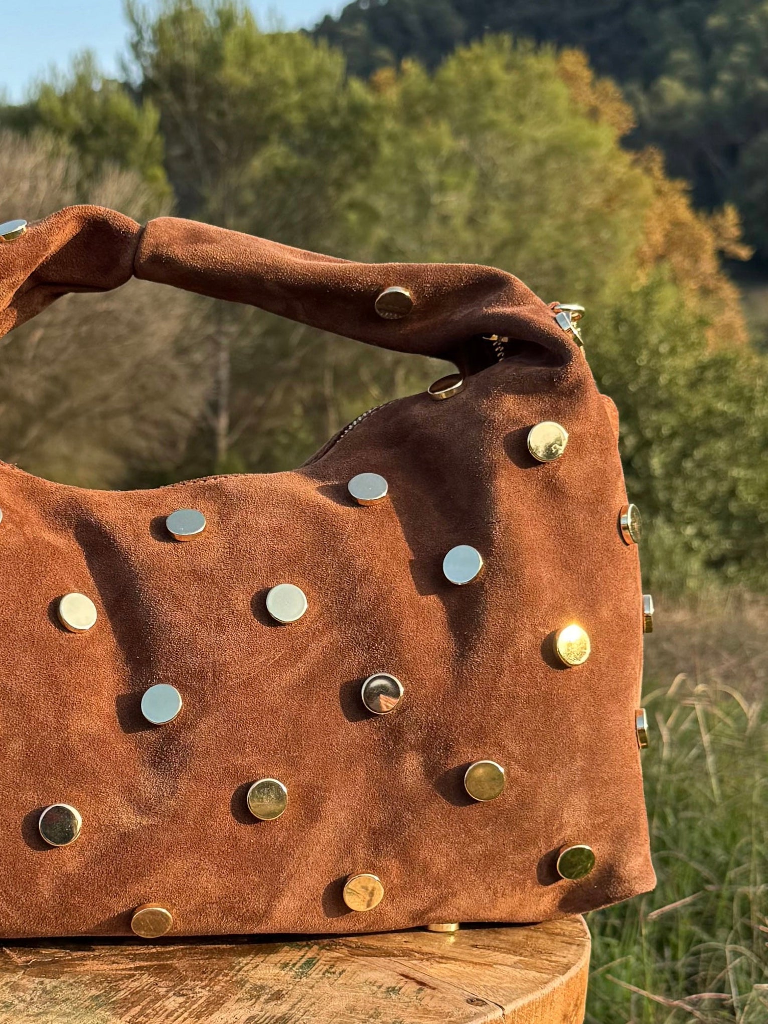 BOLSO DE HOMBRO SUEDE CON TACHAS