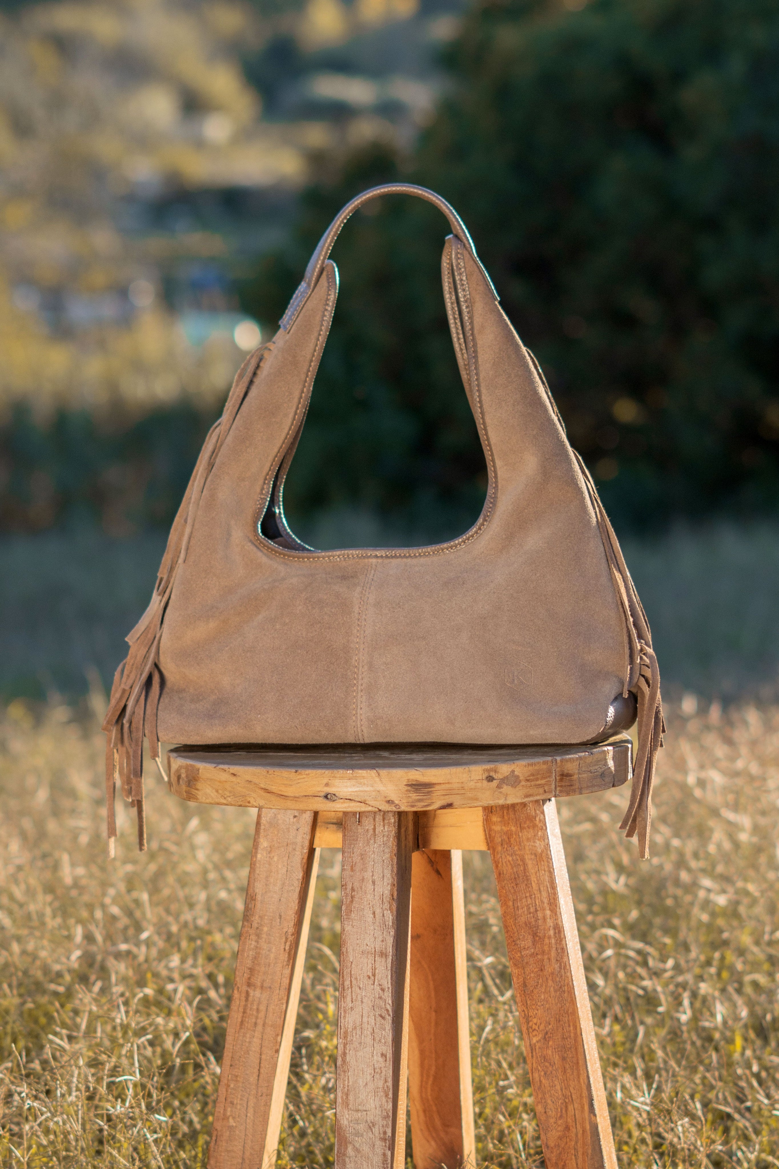 BOLSO HOMBRO EN TAUPE CON FLECOS