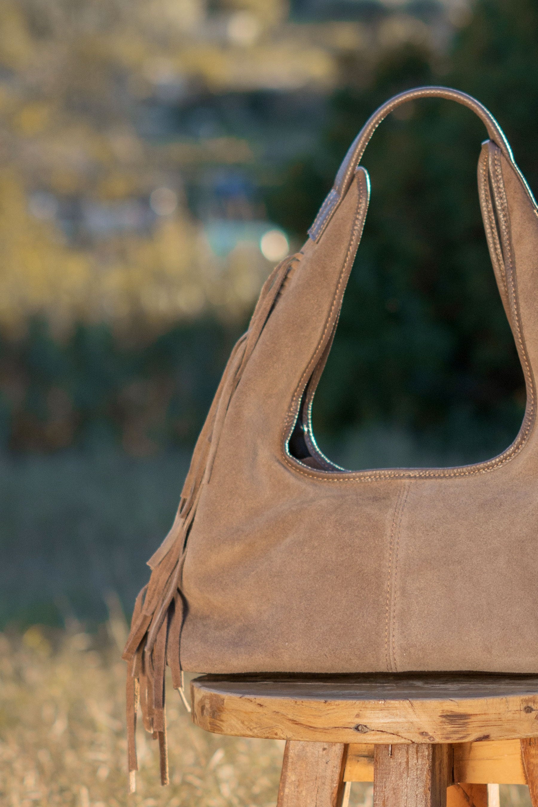 BOLSO HOMBRO EN TAUPE CON FLECOS