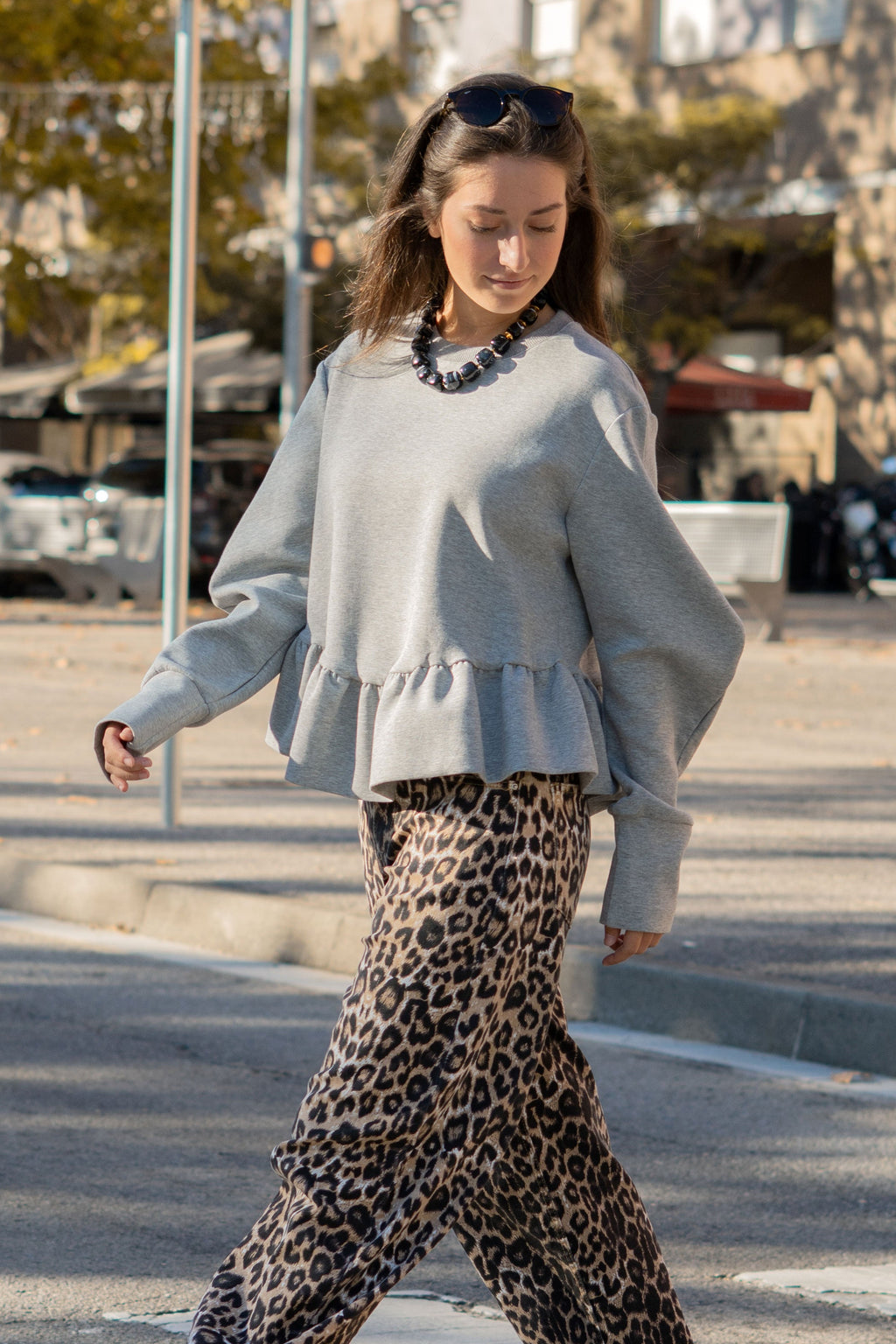 SUDADERA CON VOLANTE EN GRIS