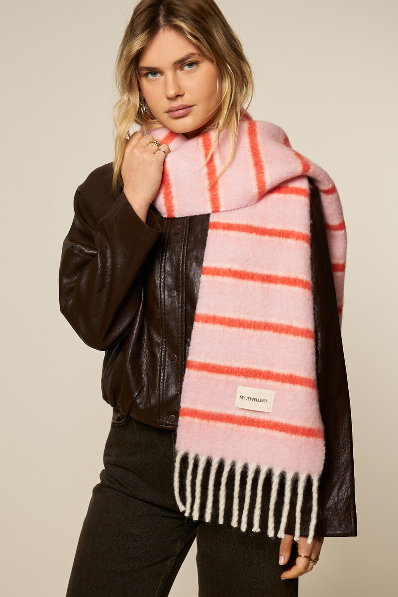 Bufanda rosa con rayas rojas y flecos