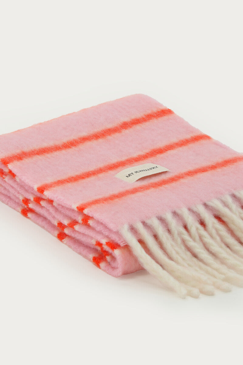 Bufanda rosa con rayas rojas y flecos