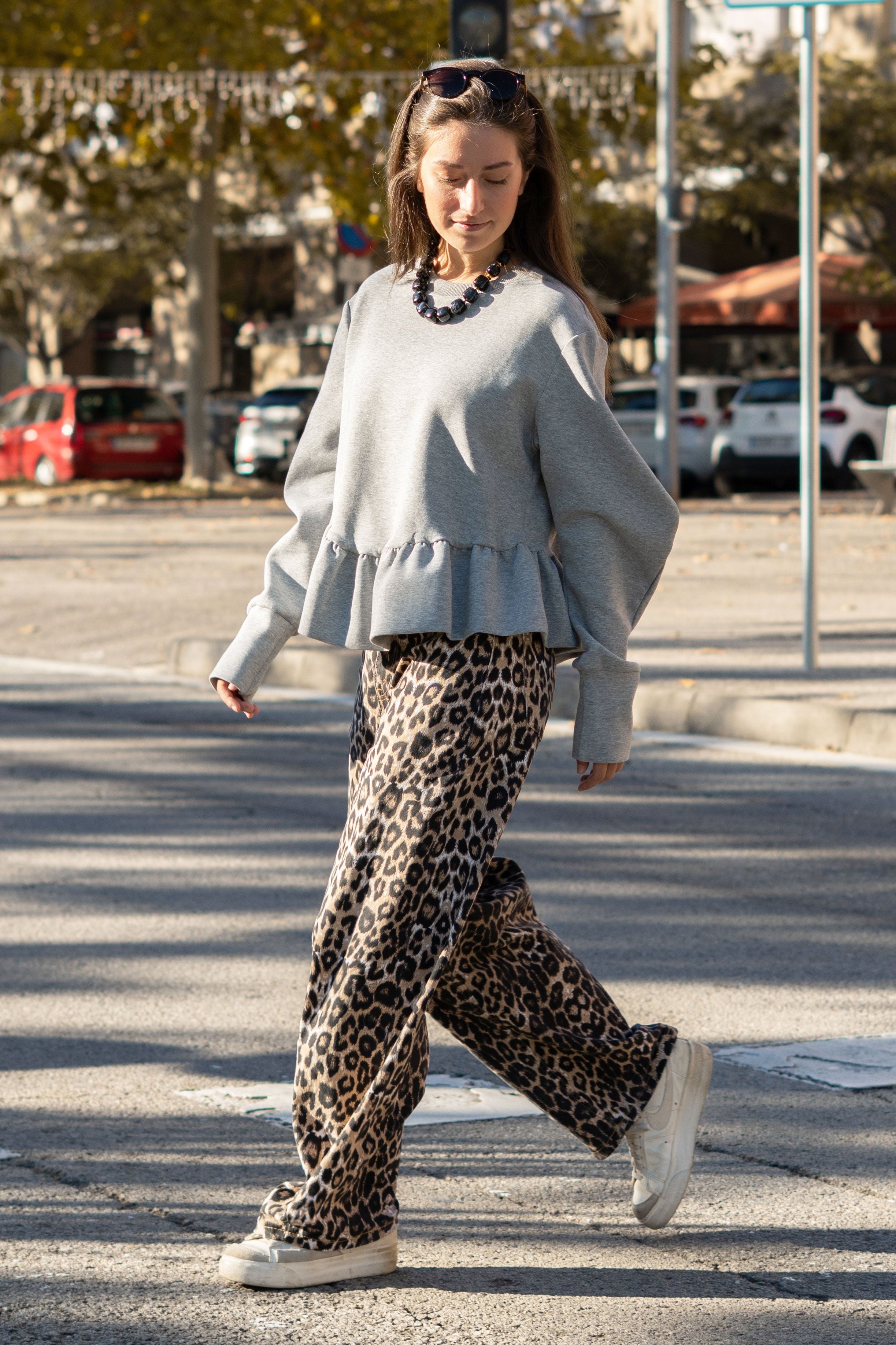 SUDADERA CON VOLANTE EN GRIS