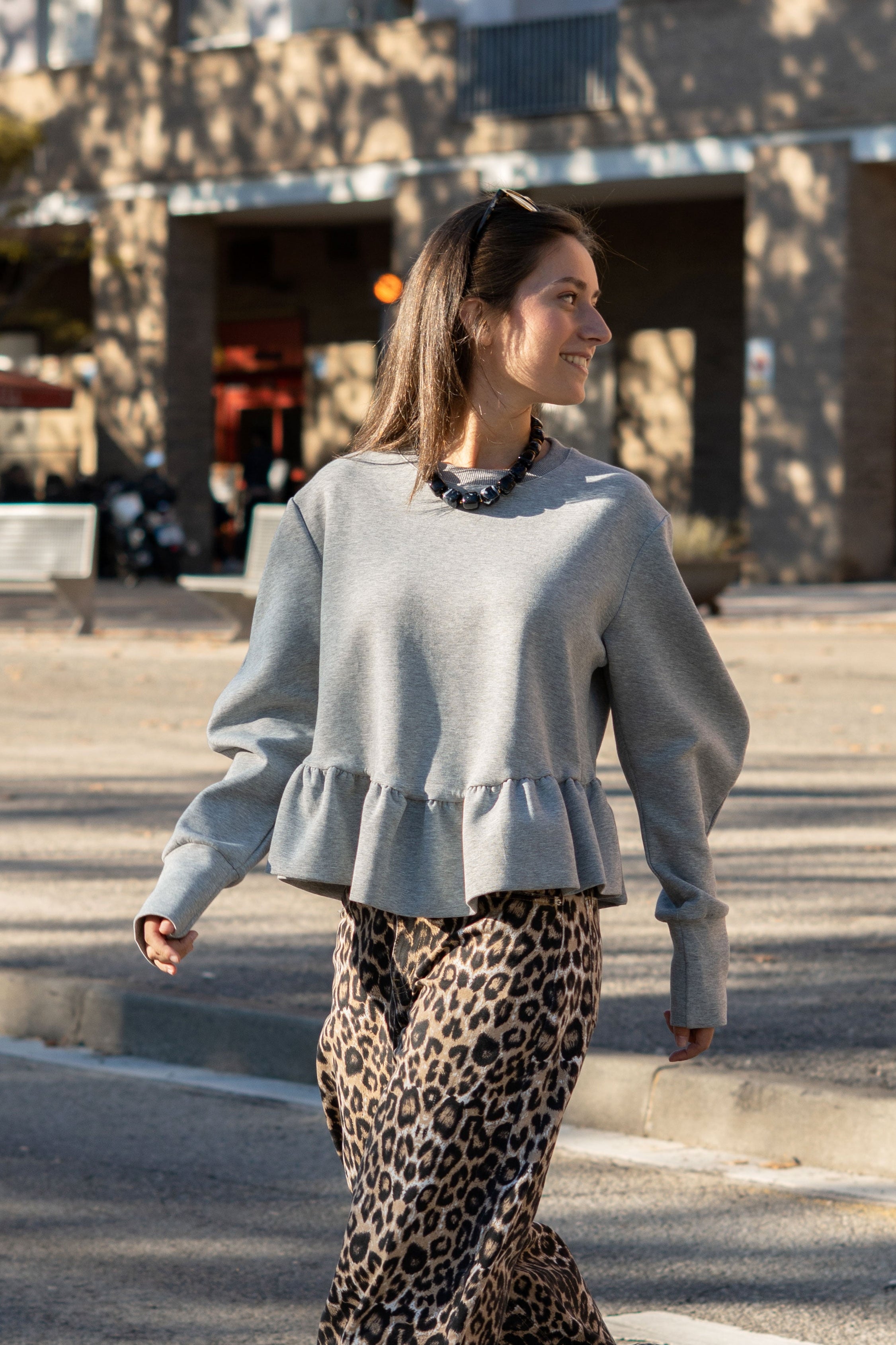 SUDADERA CON VOLANTE EN GRIS