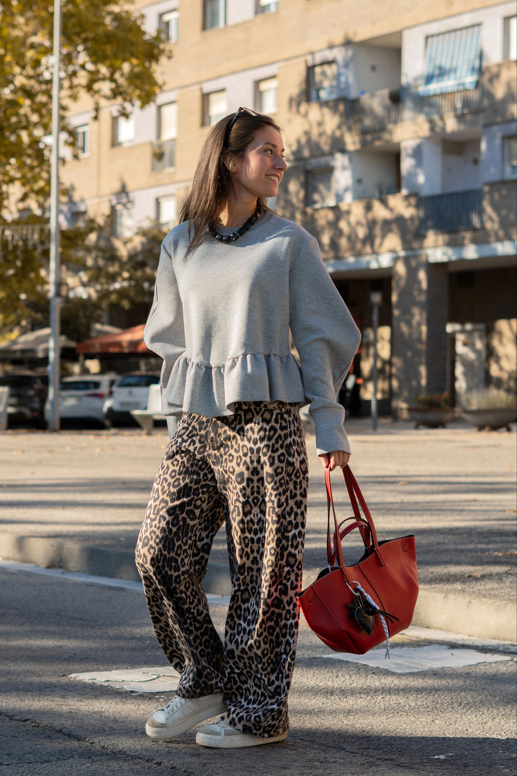 SUDADERA CON VOLANTE EN GRIS