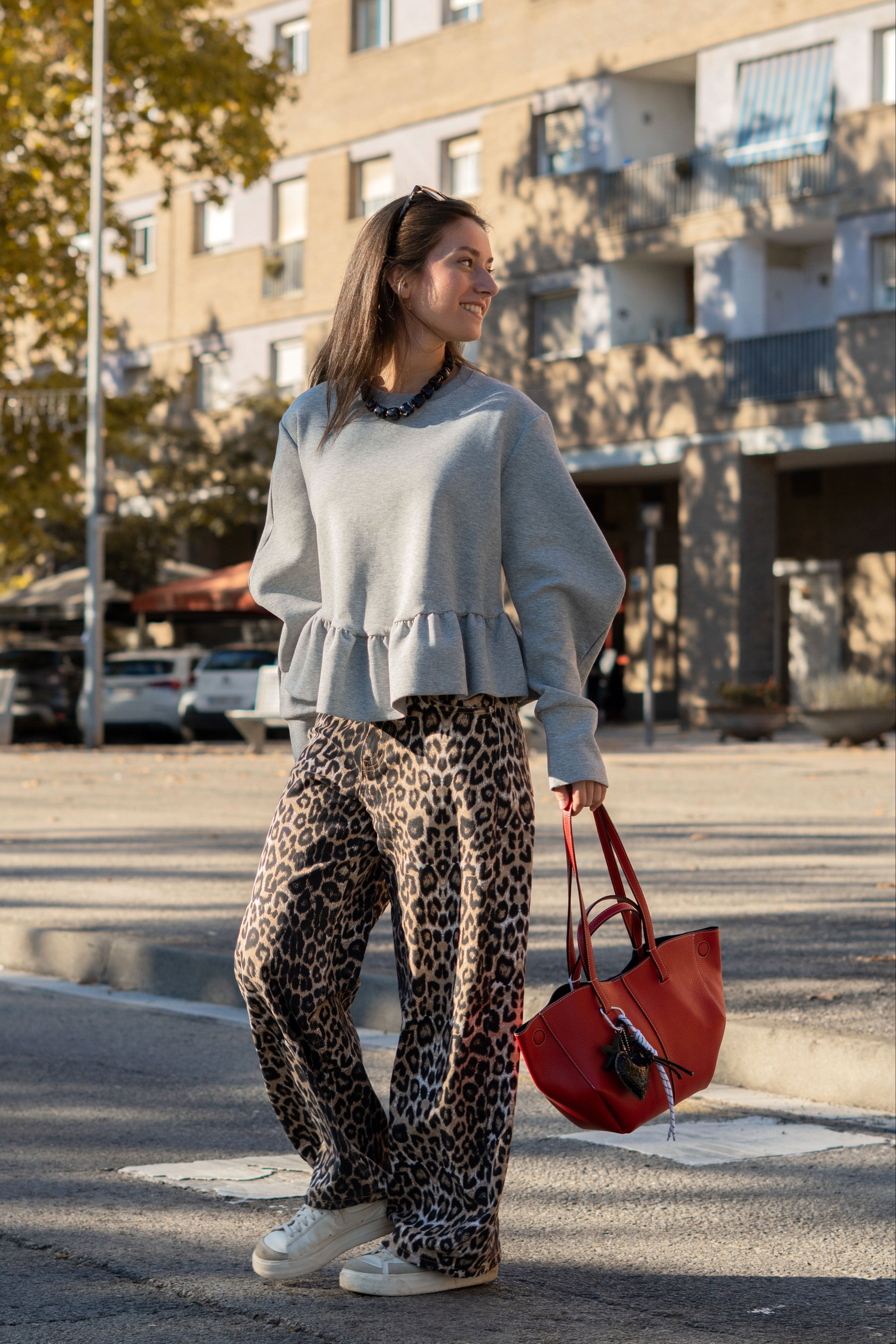 SUDADERA CON VOLANTE EN GRIS